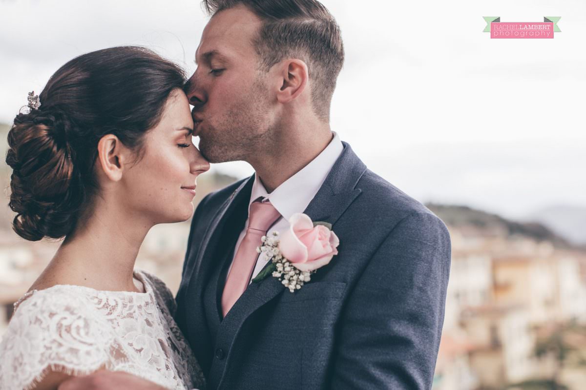 bride and groom portrait wedding in italy colour cortona tuscany kissing