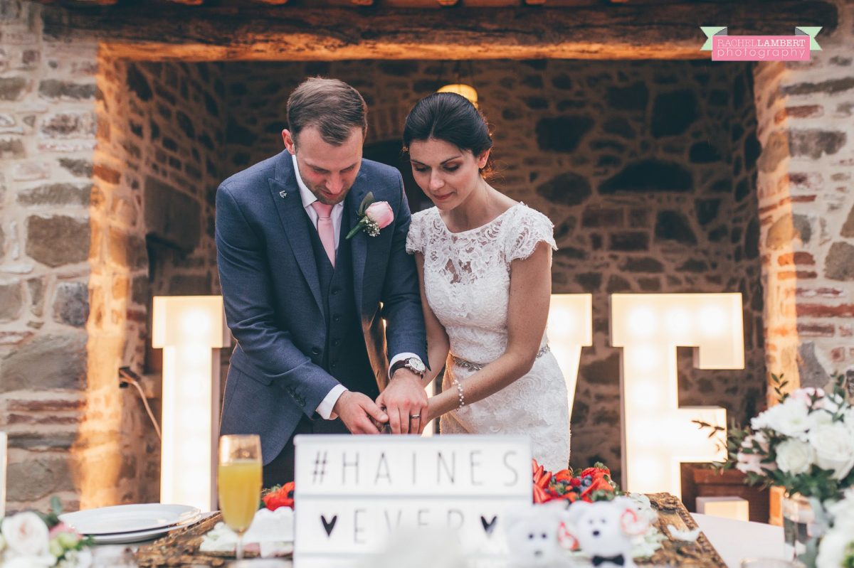 bride and groom cutting the cake wedding in italy 
