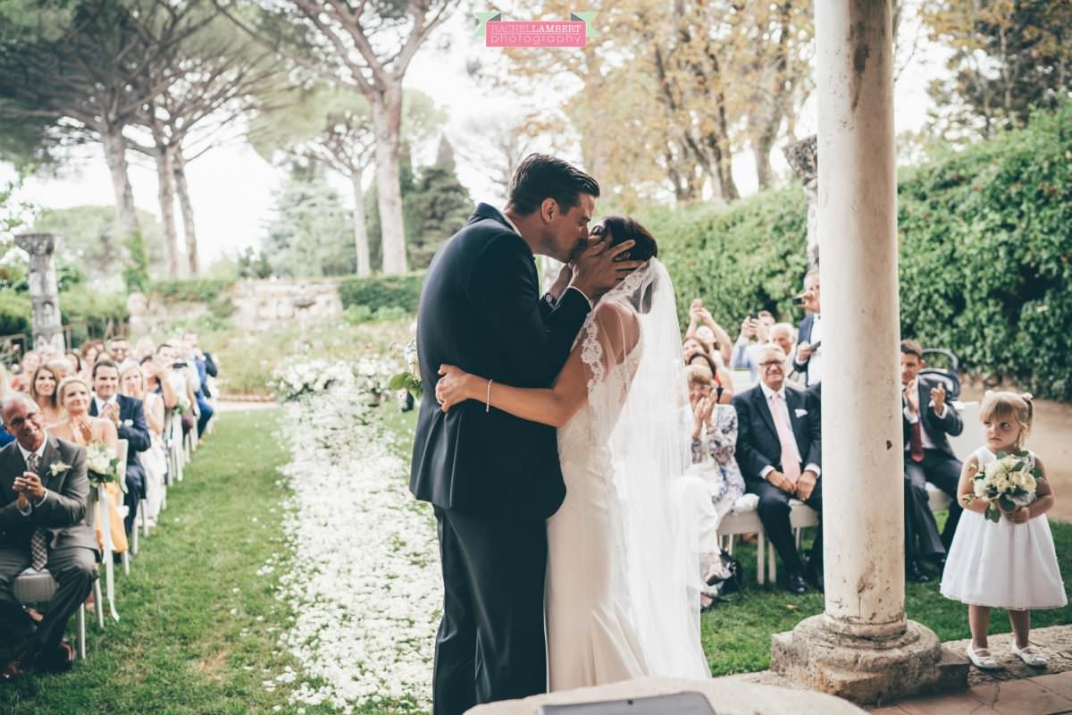 villa cimbrone ravello amalfi wedding photos bride and groom first kiss