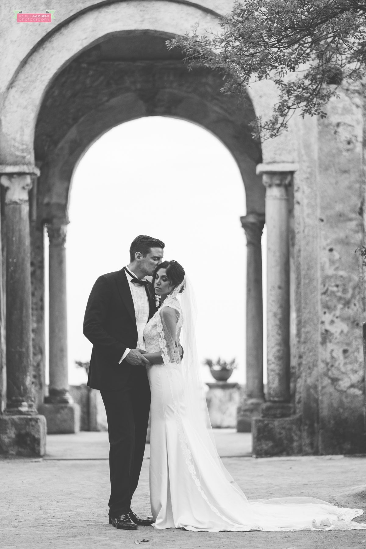 villa cimbrone ravello amalfi wedding photos bride and groom